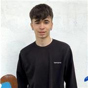 Joven universitario y responsable con buenas habilidades sociales y preparado para enseñar